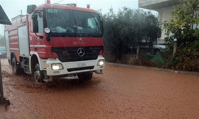 Στο έλεος της κακοκαιρίας η χώρα: Προβλήματα σε Λάρισα, Πιερία – Χαλάζι σε Ηλεία και Αχαΐα